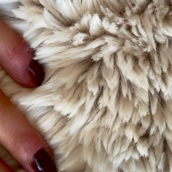 Luxurious White Faux Fur Rug - Picture 5 of 8
